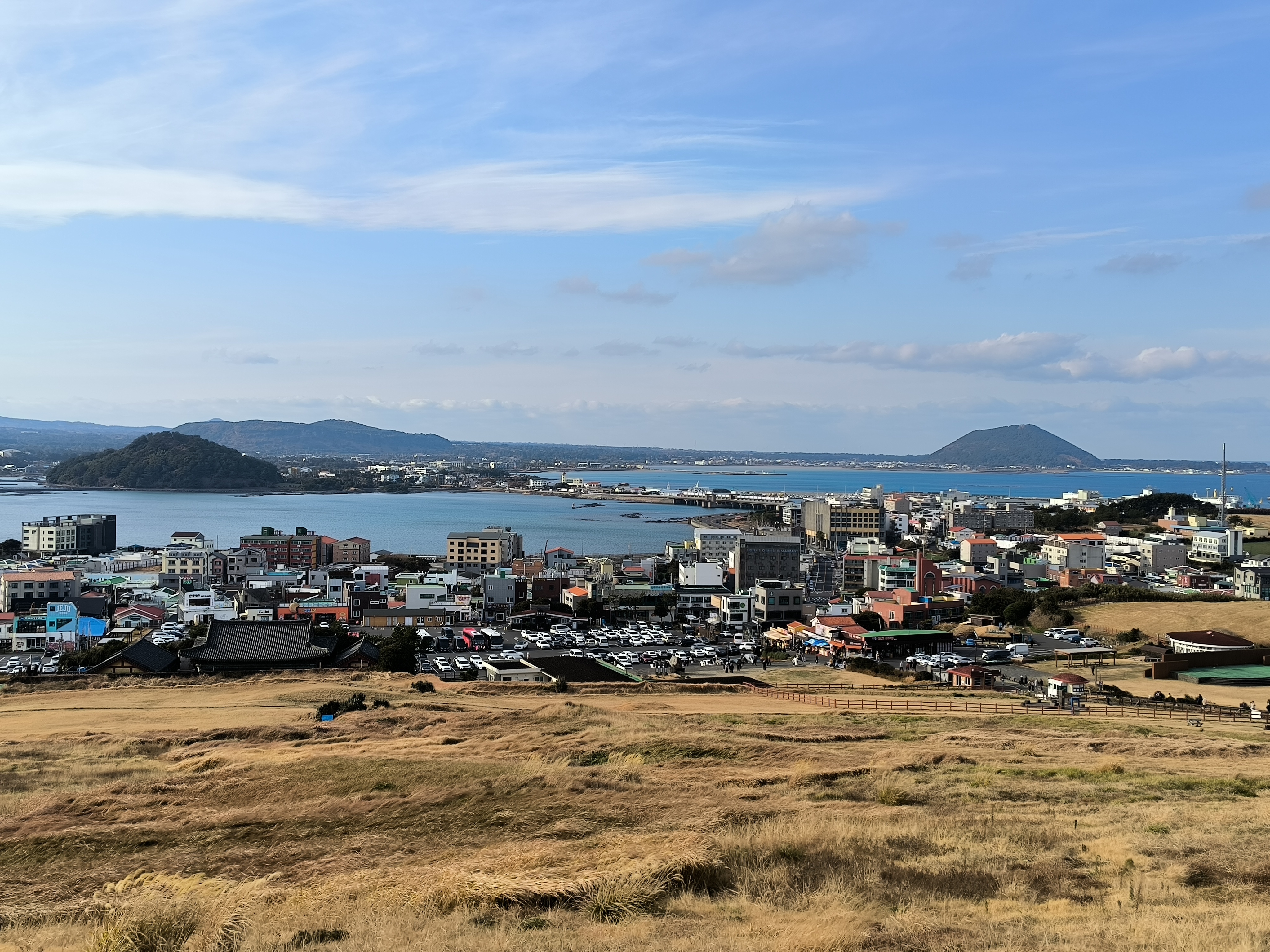 从城山日出峰俯瞰