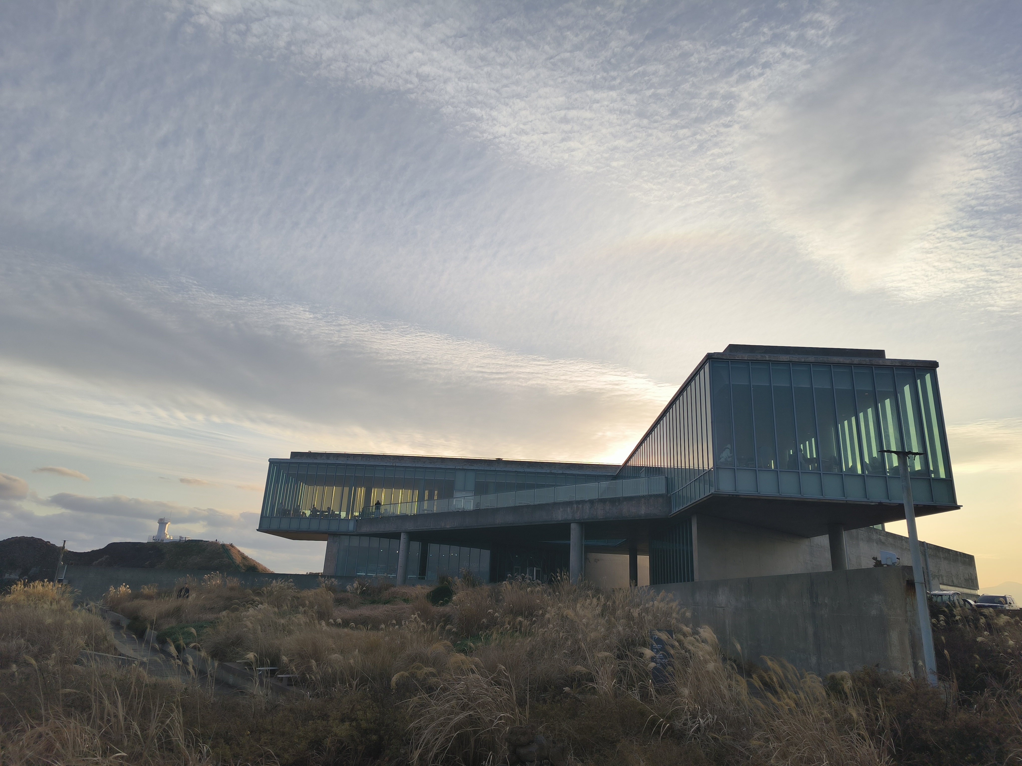 咖啡馆，正对着海