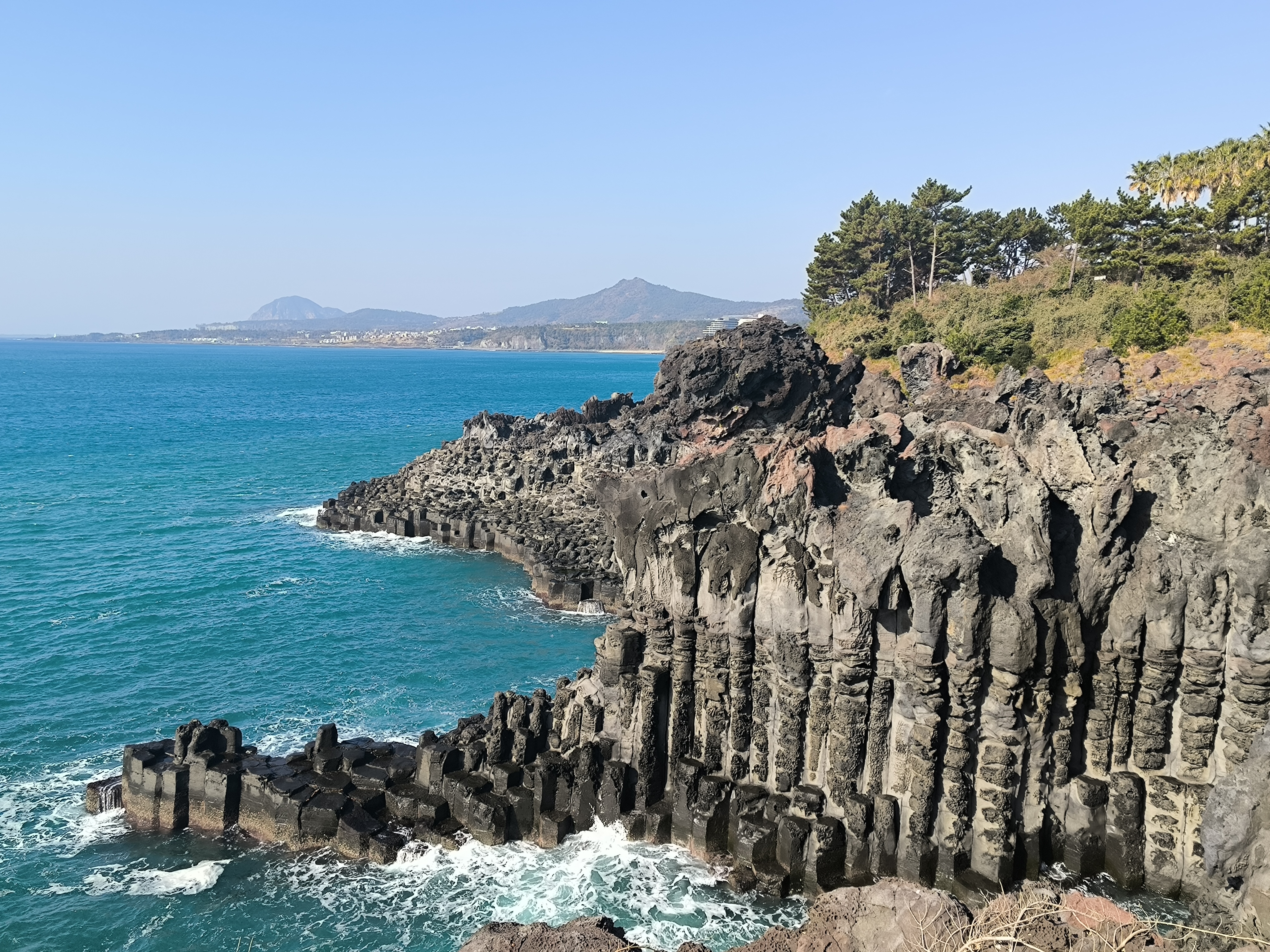 在收费区拍到的典型柱状节理风景