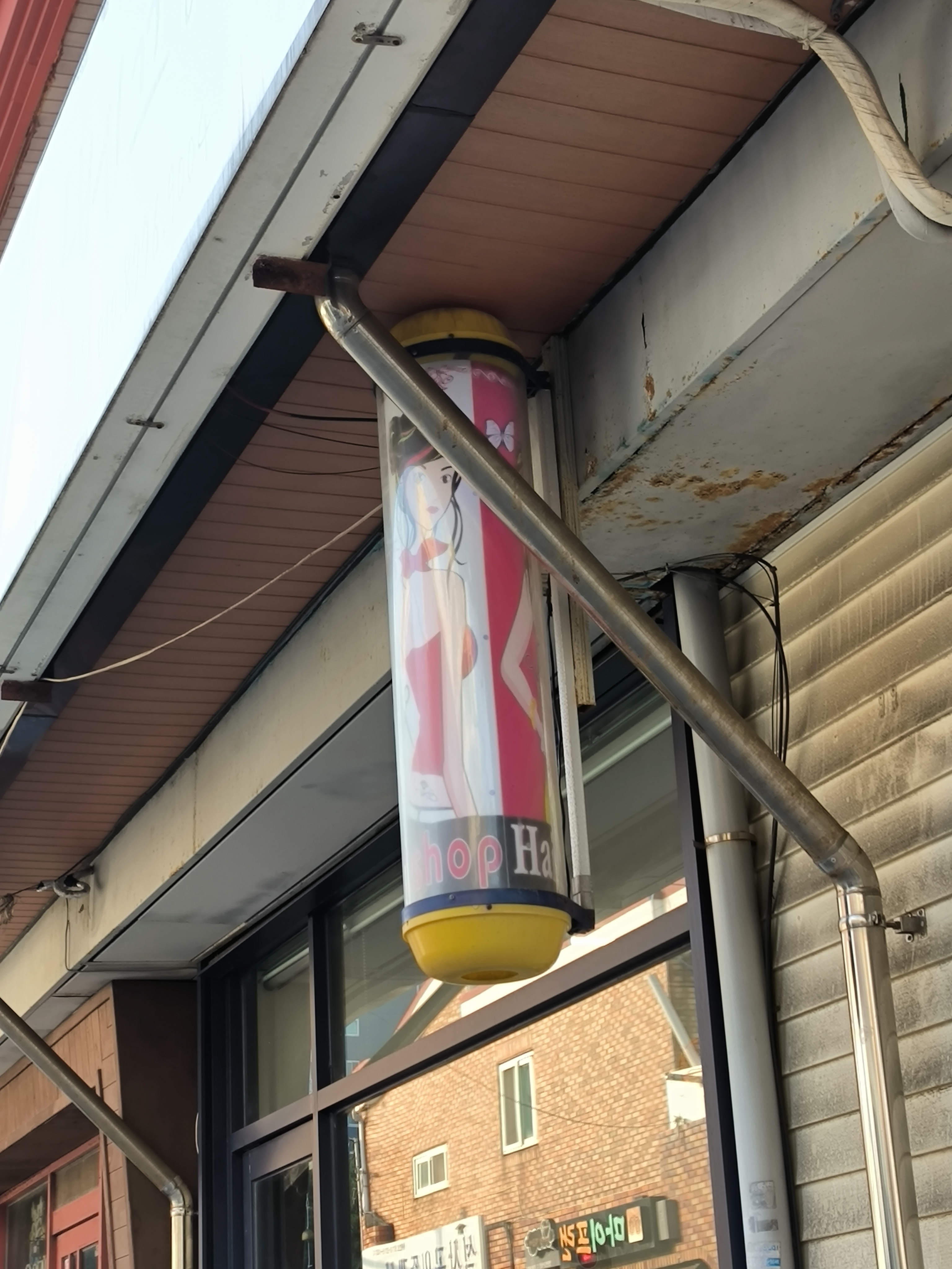 理发店门口的旋转灯筒